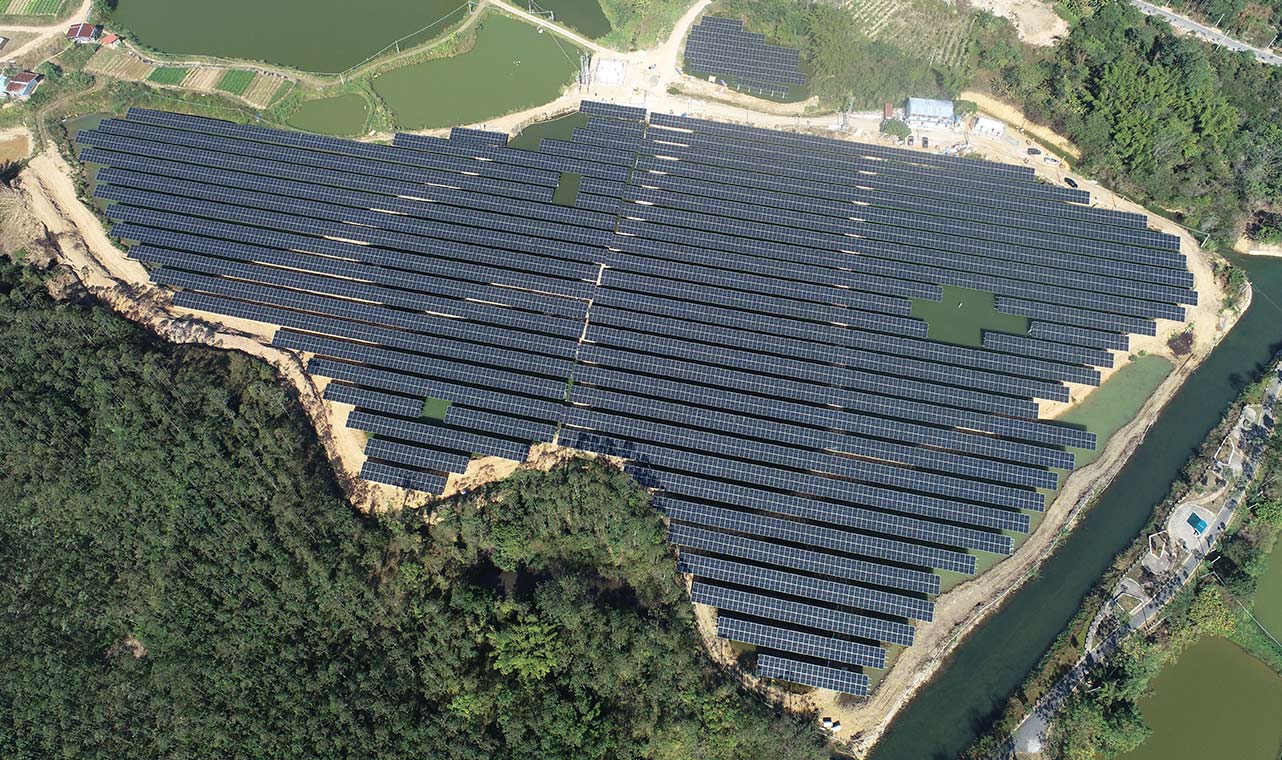 Instalação em grande escala de painéis solares para telhados utilizando o inversor trifásico conectado à rede Solavita de 125 kW, apresentando soluções industriais de energia renovável para otimizar a eficiência.