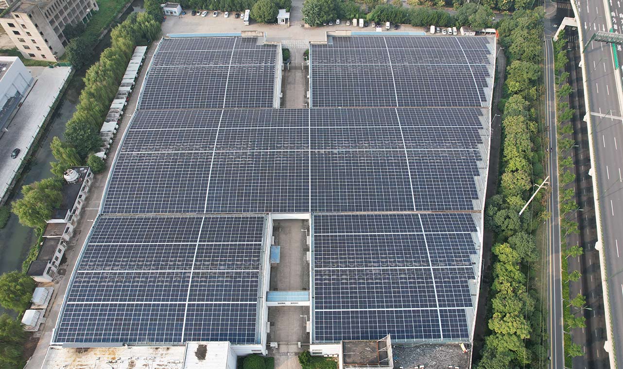 Instalação em grande escala de painéis solares para telhados utilizando o inversor trifásico conectado à rede Solavita de 125 kW, apresentando soluções industriais de energia renovável para otimizar a eficiência.