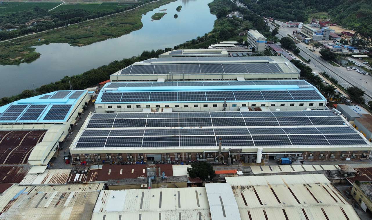 Instalação em grande escala de painéis solares para telhados utilizando o inversor trifásico conectado à rede Solavita de 125 kW, apresentando soluções industriais de energia renovável para otimizar a eficiência.