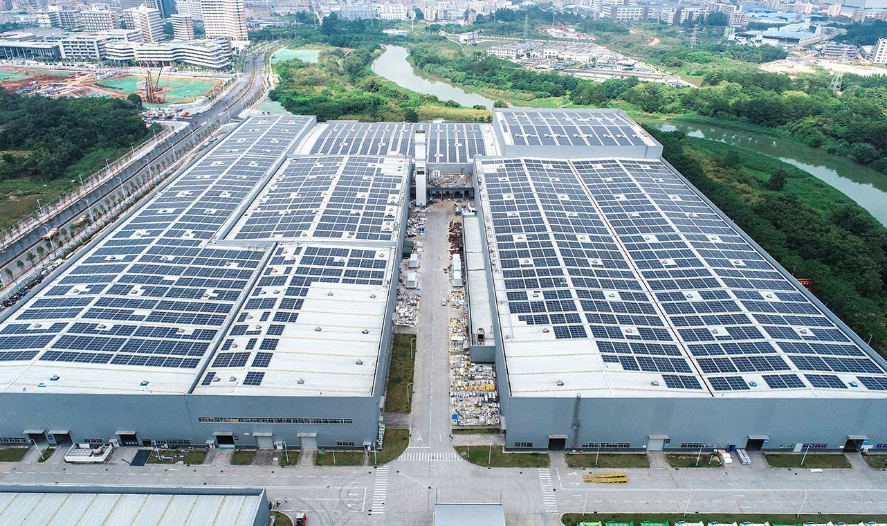 Instalação em grande escala de painéis solares para telhados utilizando o inversor trifásico conectado à rede Solavita de 125 kW, apresentando soluções industriais de energia renovável para otimizar a eficiência.