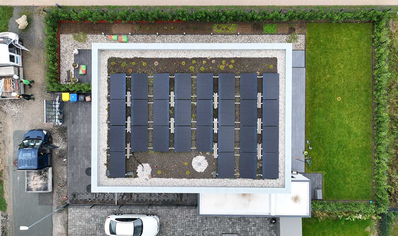 Vista aérea do sistema de painéis solares para telhados residenciais equipado com inversor híbrido Solavita e conjunto de baterias de 5,12 kWh, destacando soluções eficientes de armazenamento de energia