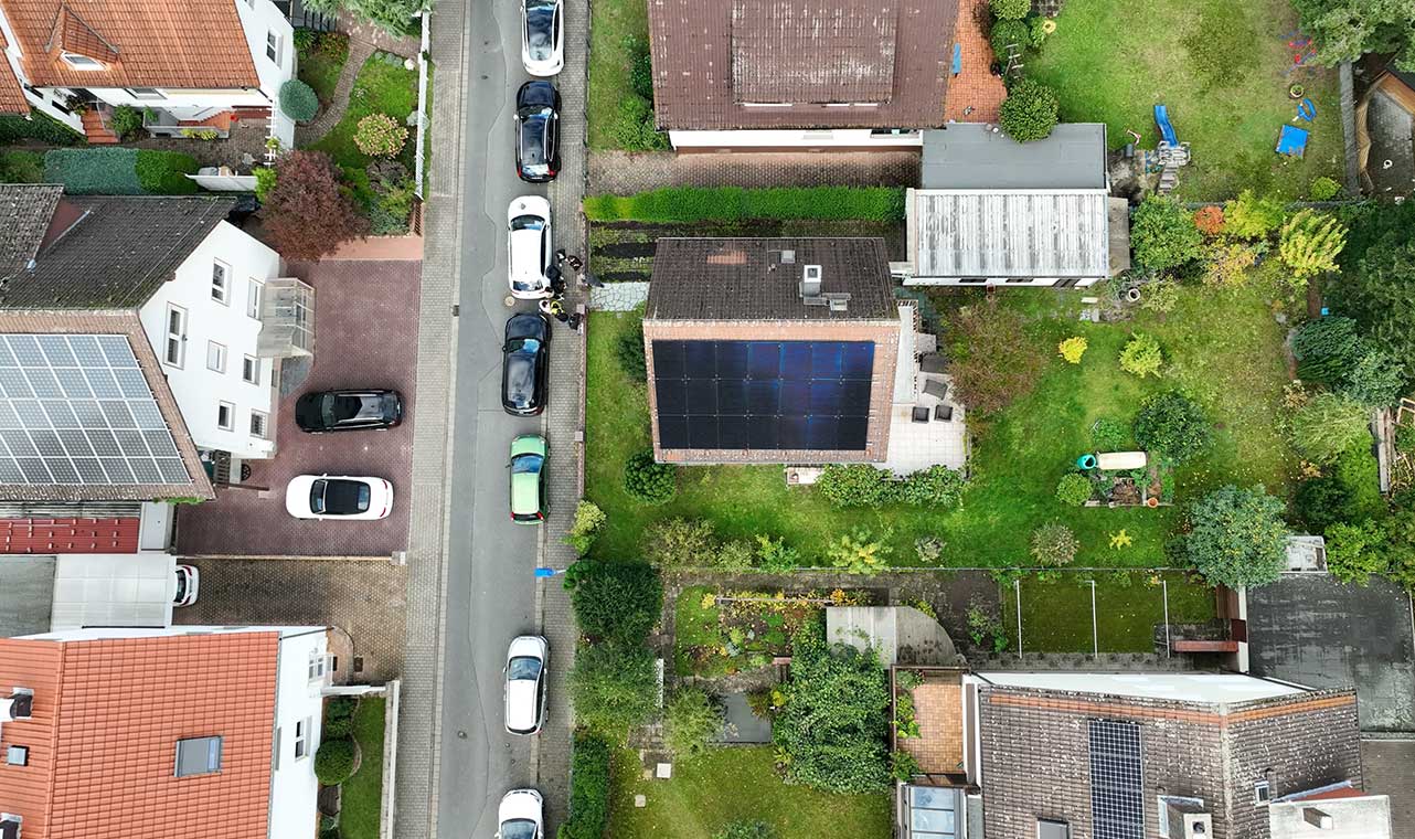 Vista aérea do sistema de painéis solares para telhados residenciais equipado com inversor híbrido Solavita e conjunto de baterias de 10,24 kWh, destacando soluções eficientes de armazenamento de energia