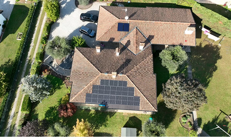 Vista aérea do sistema de painéis solares para telhados residenciais equipado com inversor híbrido Solavita e conjunto de baterias de 10,24 kWh, destacando soluções eficientes de armazenamento de energia