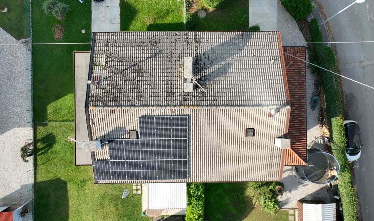 Vista aérea do sistema de painéis solares para telhados residenciais equipado com inversor híbrido Solavita e conjunto de baterias de 10,24 kWh, destacando soluções eficientes de armazenamento de energia