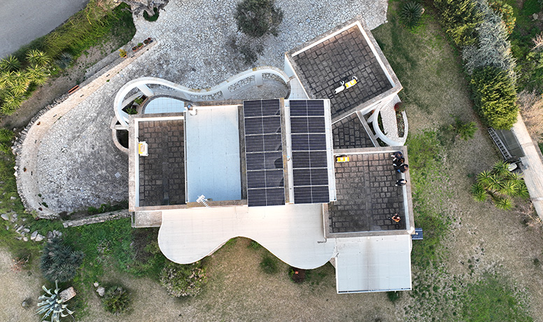 Vista aérea do sistema de painéis solares para telhados residenciais equipado com inversor híbrido Solavita e conjunto de baterias de 10,24 kWh, destacando soluções eficientes de armazenamento de energia