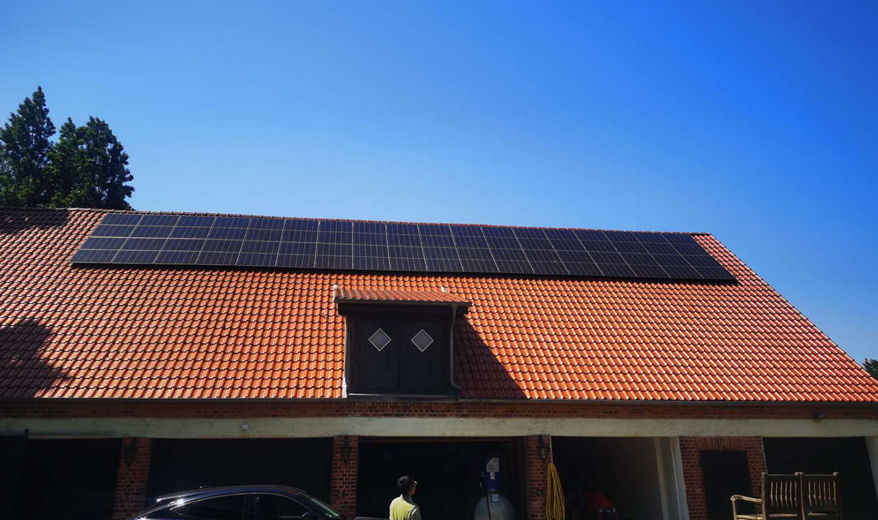 Matriz de painéis solares instalada em um telhado residencial com telhas vermelhas na Itália, demonstrando as soluções de energia renovável da Solavita para a produção eficiente de energia doméstica.