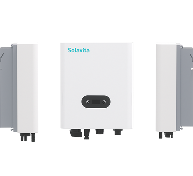 O inversor branco da Solavita apresenta um design compacto tanto na frente quanto atrás, com um painel de exibição frontal e vários conectores na parte inferior, projetado para ter uma gestão eficiente da energia e ser compatível com a Solavita Cloud para ter monitoramento remoto