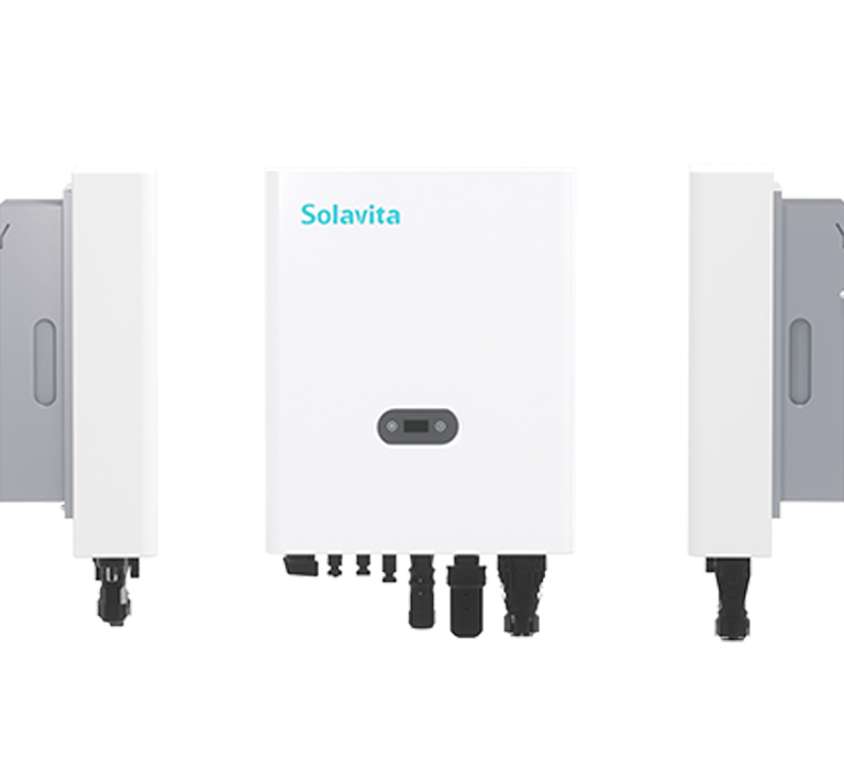 Inversores fotovoltaicos da Solavita de 7-10 kW montados na parede, com o logotipo da Solavita na unidade central. Cada inversor possui diversos conectores e um pequeno painel preto na parte frontal, oferecendo um gerenciamento eficiente da energia para soluções modernas de energia.