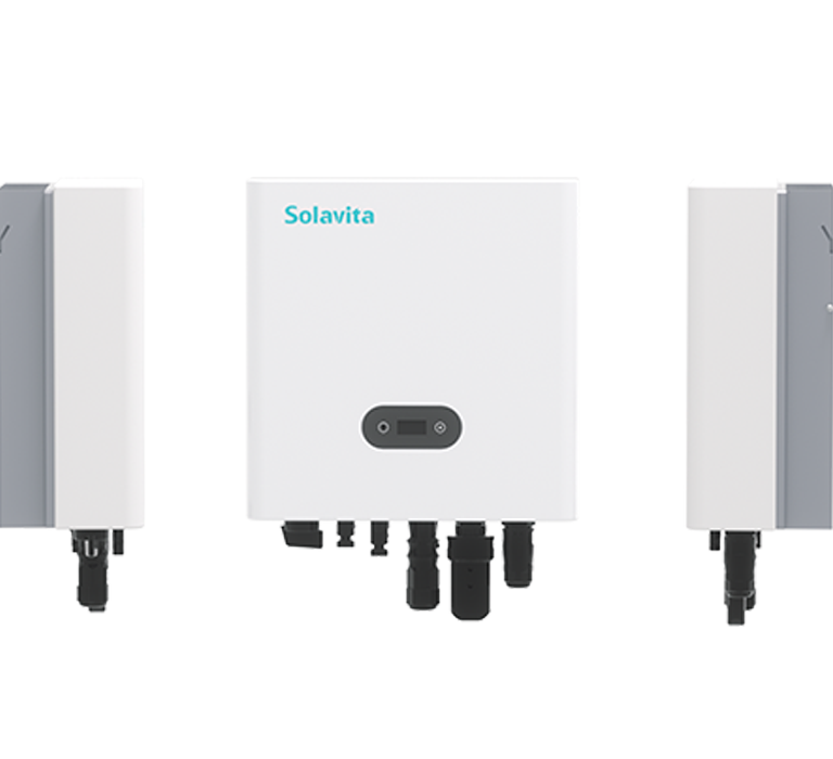 Os inversores fotovoltaicos da Solavita (4-6 kW) montados na parede com o logotipo da Solavita na unidade central. Cada inversor possui diversos conectores e um pequeno painel preto na parte frontal, oferecendo um gerenciamento eficiente da energia para soluções modernas de energia.