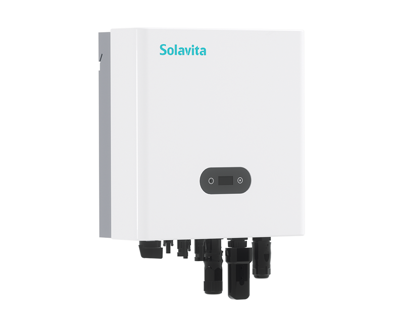 Um inversor da Solavita 1-3 kW compacto e branco com um design elegante, apresentando uma pequena tela preta na frente e vários conectores na parte inferior, compatível com o monitoramento da Solavita Cloud para ter um gerenciamento da energia em tempo real e recursos de monitoramento remoto.