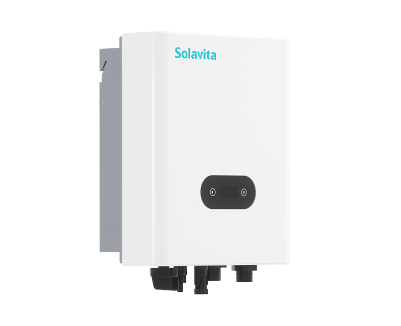 Um inversor da Solavita 1-3 kW compacto e branco com um design elegante, apresentando uma pequena tela preta na frente e vários conectores na parte inferior, compatível com o monitoramento da Solavita Cloud para ter um gerenciamento da energia em tempo real e recursos de monitoramento remoto.