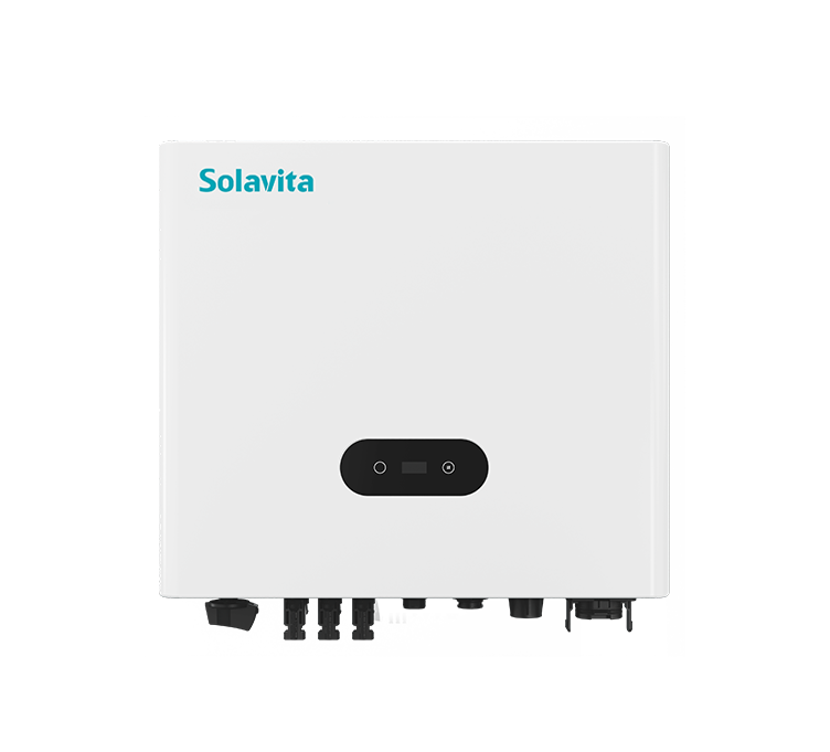 Um inversor branco, on-grid e monofásico de 4-6 kW da Solavita com vários conectores pretos na parte inferior e um pequeno painel de exibição na frente. O logotipo da Solavita aparece em azul no canto superior esquerdo, destacando seu design simplificado e sua funcionalidade eficiente.